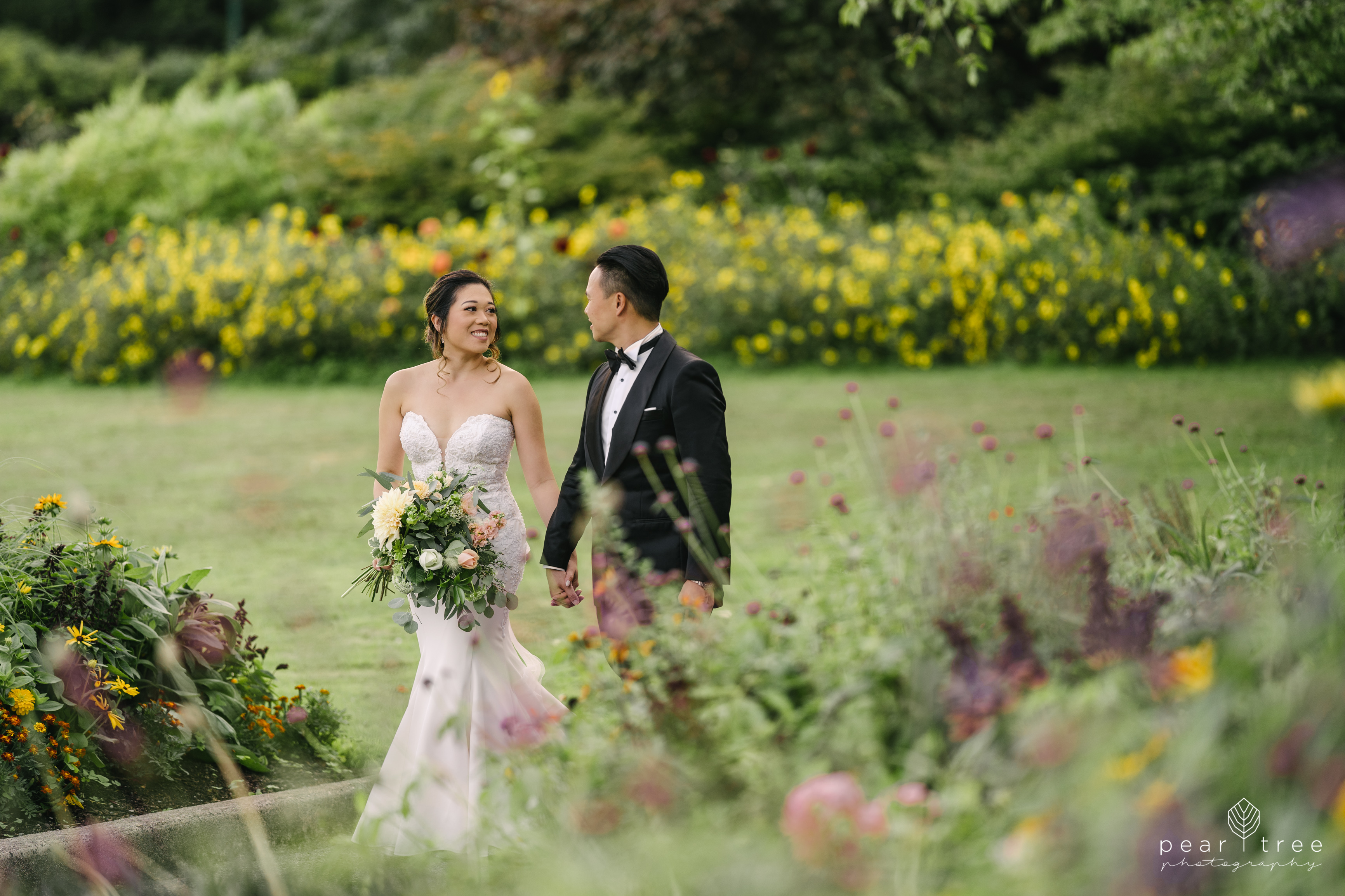 Vancouver Asian Wedding couple in Stanley Park