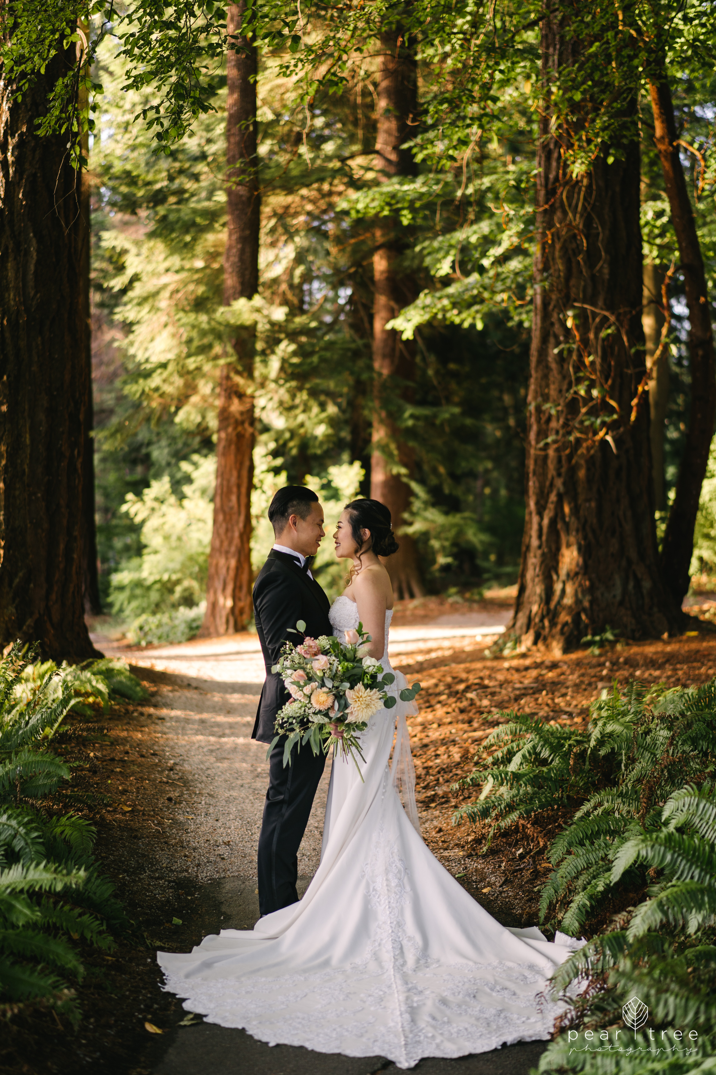 Vancouver Asian Wedding couple in Stanley Park